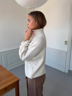 Aire striktrøje med turtleneck - Off white