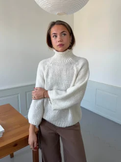 Aire striktrøje med turtleneck - Off white