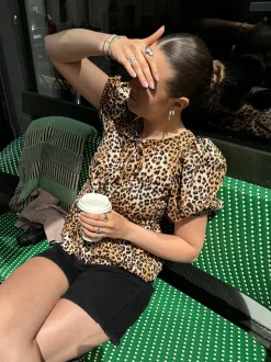 Akari top med pufærmer - Leopard
