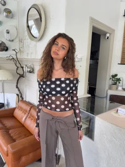 Alba off shoulder top med polkaprikker - Sort/hvid