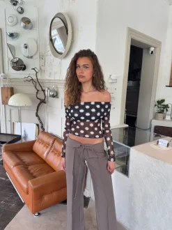 Alba off shoulder top med polkaprikker - Sort/hvid