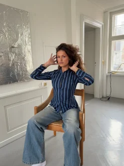 Alberte figursyet skjorte med striber - Mørkeblå/Sort