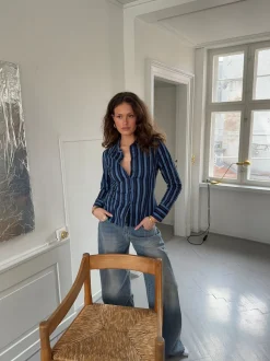 Alberte figursyet skjorte med striber - Mørkeblå/Sort