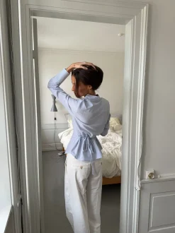 Alberte figursyet skjorte med striber - Lys blå/hvid