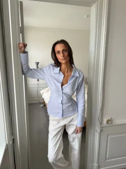 Alberte figursyet skjorte med striber - Lys blå/hvid