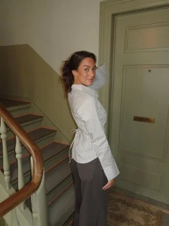 Alberte figursyet skjorte med striber - Beige/hvid