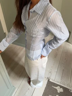 Alberte figursyet skjorte med striber - Blå/hvid