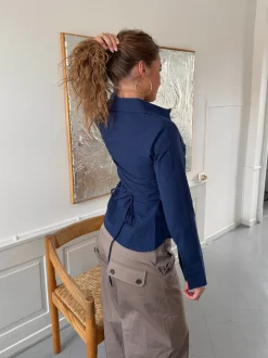 Alberte figursyet skjorte - Navy