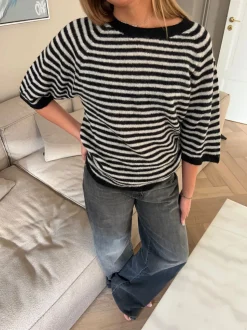 Almina strikket t-shirt med striber - Sort/hvid