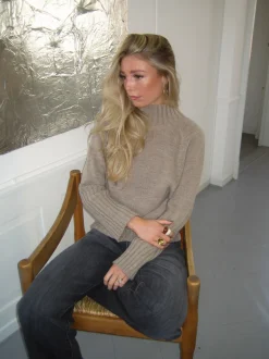 Alyssa striktrøje med høj hals - Beige