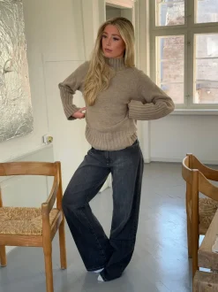 Alyssa striktrøje med høj hals - Beige