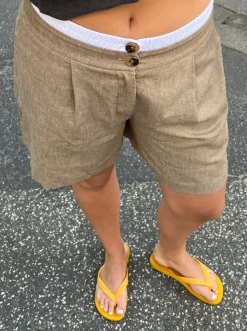 Amaia bermudashorts med hvidt bånd - Beige