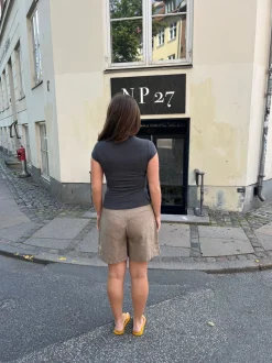 Amaia bermudashorts med hvidt bånd - Beige