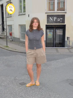 Amaia bermudashorts med hvidt bånd - Beige
