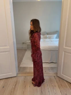 Amy kjole med blomster - Lilla/vinrød