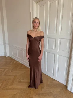 Andie off shoulder satinkjole - Brun