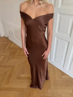 Andie off shoulder satinkjole - Brun