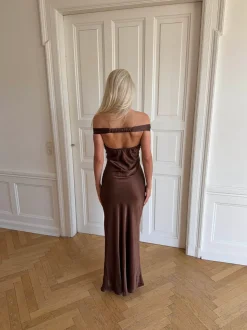 Andie off shoulder satinkjole - Brun