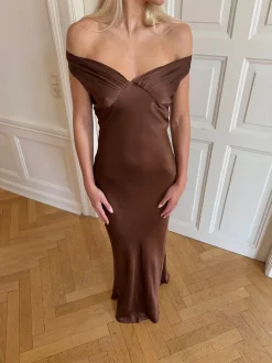 Andie off shoulder satinkjole - Brun