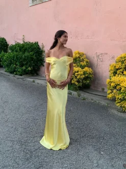 Andie off shoulder satinkjole - Gul
