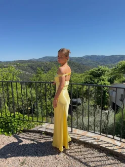 Andie off shoulder satinkjole - Gul