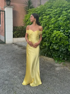 Andie off shoulder satinkjole - Gul