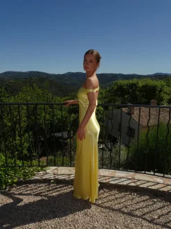 Andie off shoulder satinkjole - Gul