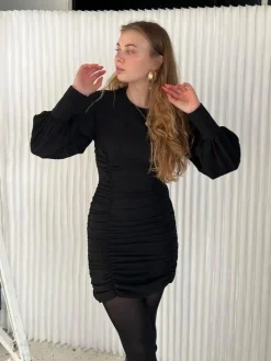 Anna Olympia scrunchkjole - Sort