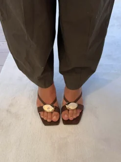 Annaline mules med gulddetalje - Brun/guld