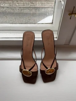 Annaline mules med gulddetalje - Brun/guld