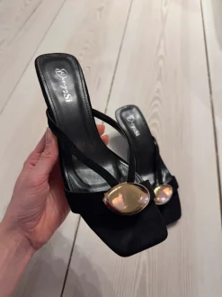 Annaline mules med gulddetalje - Sort/guld