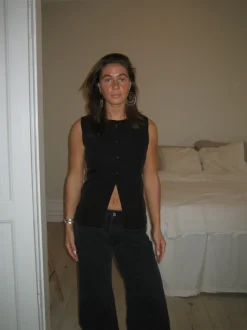 Annika vest med knapper - Sort
