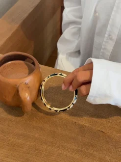 Arna armbånd med blomster - Sort/guld