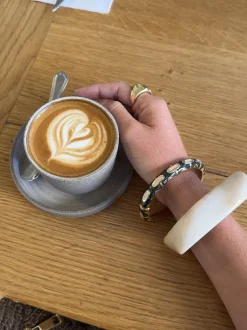 Arna armbånd med mønster - Sort/guld