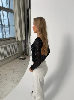 Babette pallietbluse med åben ryg - Sort
