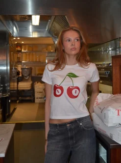 8-ball kirsebær baby tee- hvid