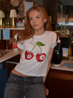 8-ball kirsebær baby tee- hvid
