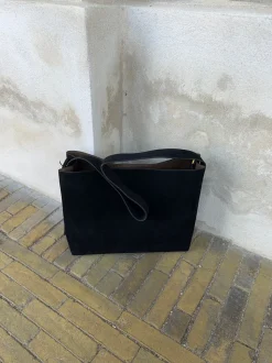 Barcelona skuldertaske i ruskind - Sort