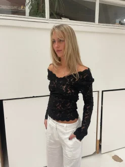 Bodil langærmet bluse med blonder - Sort