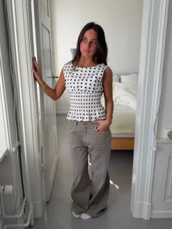 Cathrine smocktop med polkaprikker - Hvid/sort