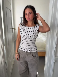 Cathrine smocktop med polkaprikker - Hvid/sort