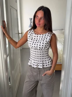 Cathrine smocktop med polkaprikker - Hvid/sort