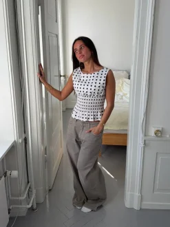 Cathrine smocktop med polkaprikker - Hvid/sort