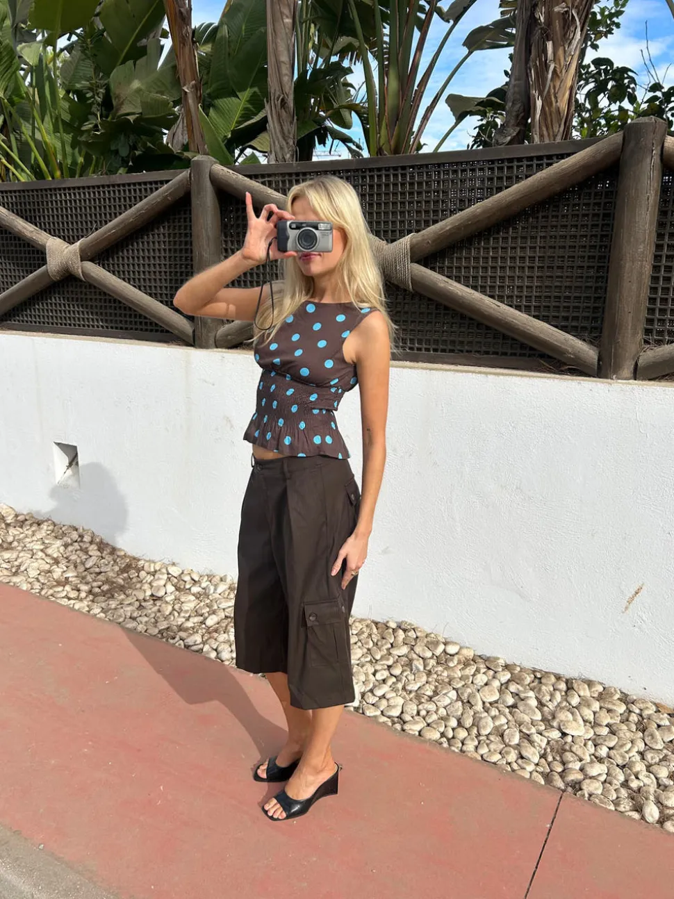 Cathrine smocktop med polkaprikker - Brun/blå