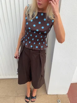 Cathrine smocktop med polkaprikker - Brun/blå