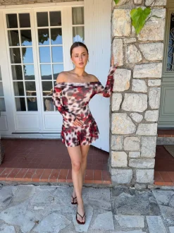 Chila off shoulder kjole med blomster - Hvid/sort/rød