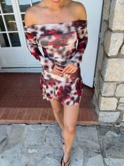Chila off shoulder kjole med blomster - Hvid/sort/rød