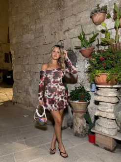 Chila off shoulder kjole med blomster - Hvid/sort/rød