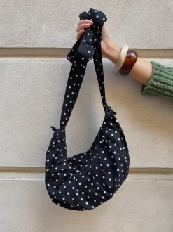 Cia skuldertaske med polka prikker - Sort