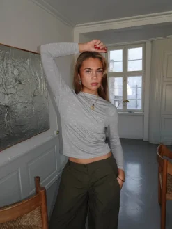 Cornelia bluse med åben ryg - Lysegrå